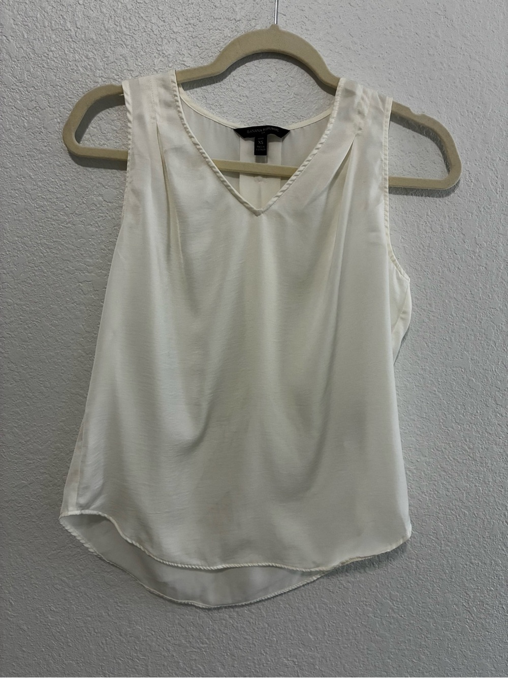 Banana Republic Cream V-Neck Sleeveless Camisole